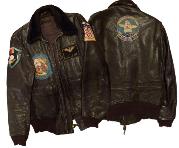 Jaket Aviator dengan Logo Brand Besar